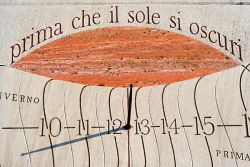 Bose, cadran solaire en pierre de Silvio Magnani