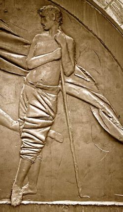 Porte de la paix - bronze -  détail de l'homme debout